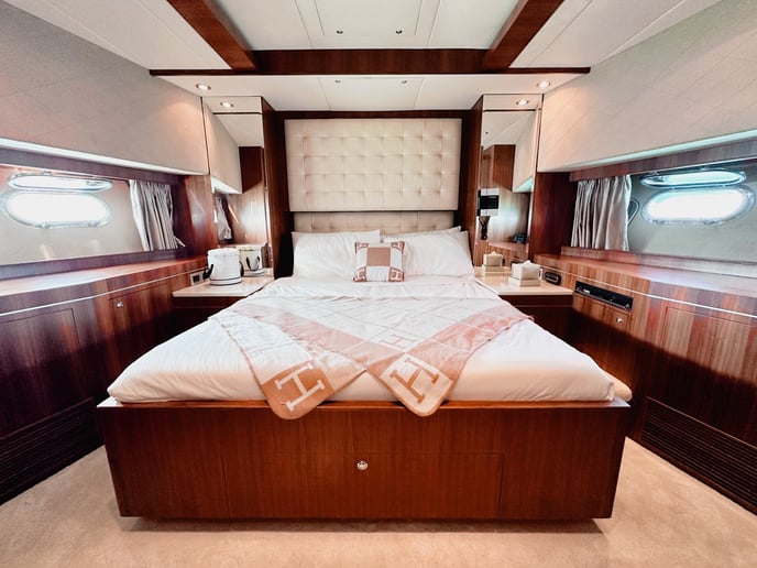 Dubai'de kiralık Etoupe A3 98 ft (30m) Motorlu tekne - Dubai Harbour 8