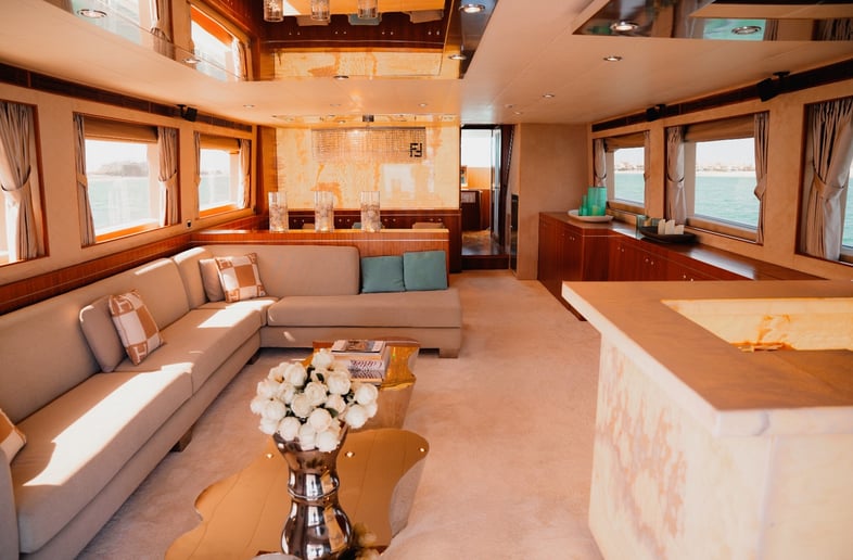 Dubai'de kiralık Etoupe A3 98 ft (30m) Motorlu tekne - Dubai Harbour 6