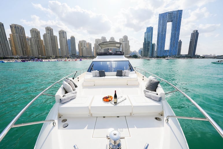 إيجار Ferretti 67 قدم (21m) زورق قوي فيدبي هاربر في دبي 2