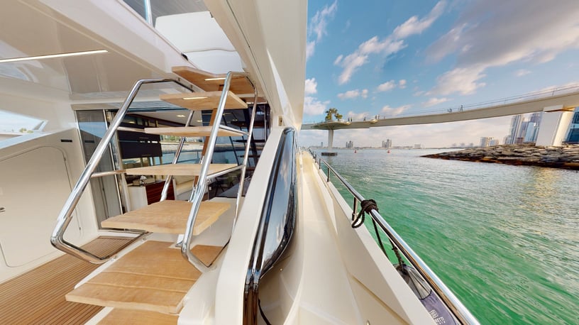 إيجار Ferretti 67 قدم (21m) زورق قوي فيدبي هاربر في دبي 14