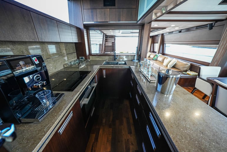Galeon 78 Fu&szlig; (24m) Motorboot in Dubai Harbour  zur Miete in Dubai 15