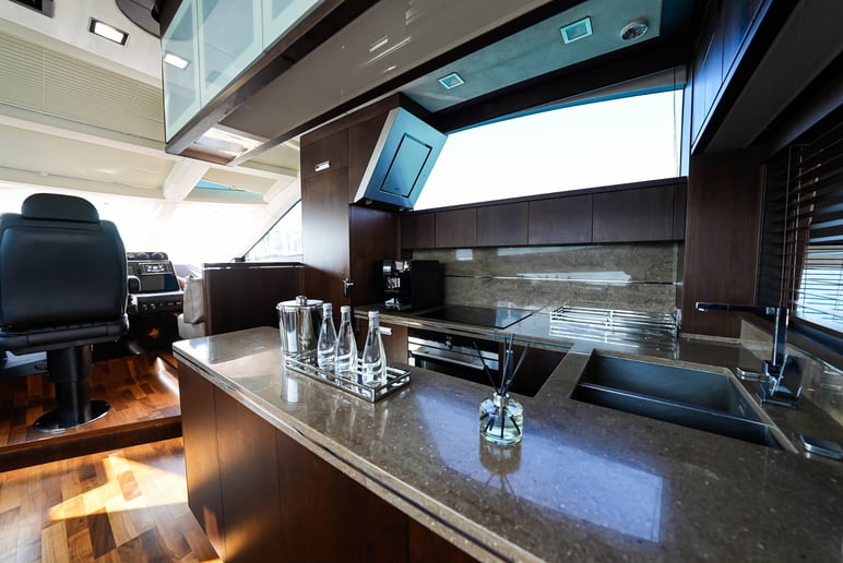 Galeon 78 Fu&szlig; (24m) Motorboot in Dubai Harbour  zur Miete in Dubai 16