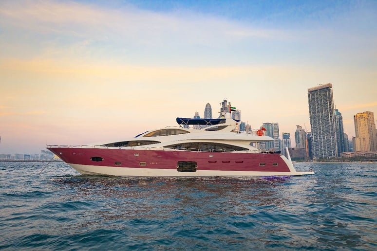 在迪拜 租 Sky Walker Kona 110 英尺 (34m) 动力船 在迪拜港