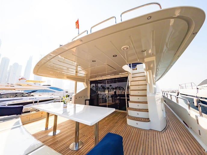 在迪拜 租 Sky Walker Kona 110 英尺 (34m) 动力船 在迪拜港 4