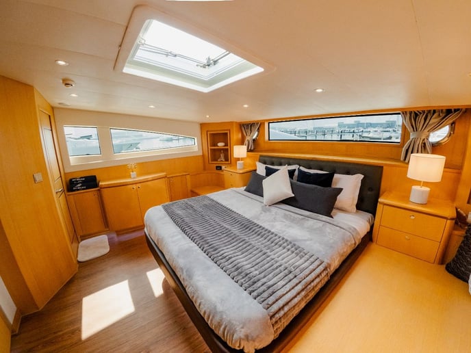 在迪拜 租 Sky Walker Kona 110 英尺 (34m) 动力船 在迪拜港 6