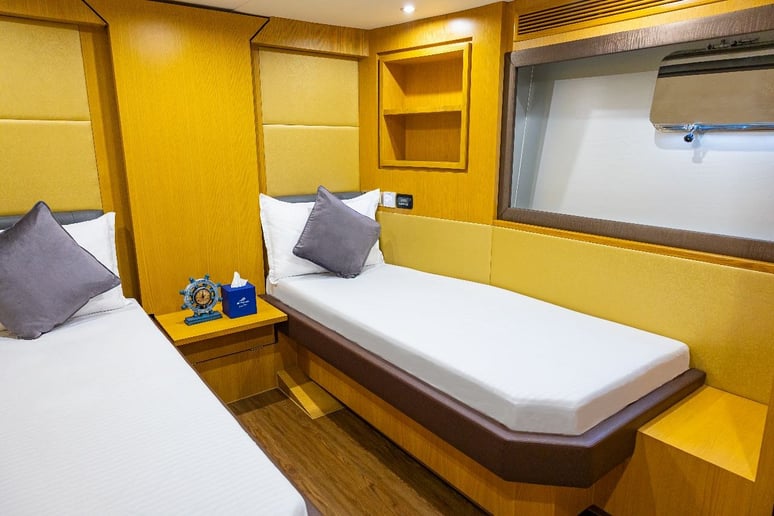 在迪拜 租 Sky Walker Kona 110 英尺 (34m) 动力船 在迪拜港 9