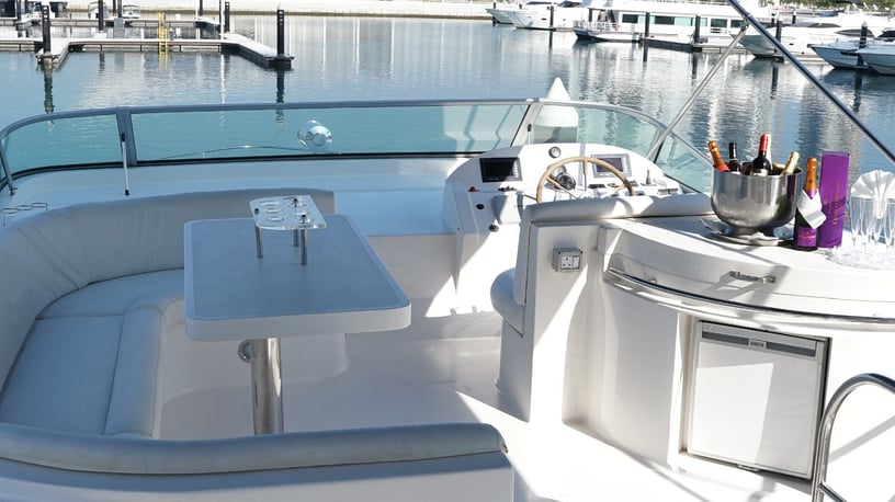 在迪拜 租 Majesty Lagoona 56 英尺 (18m) 动力船 在迪拜港 3