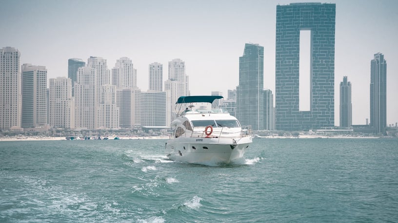 在迪拜 租 Majesty Lagoona 56 英尺 (18m) 动力船 在迪拜港