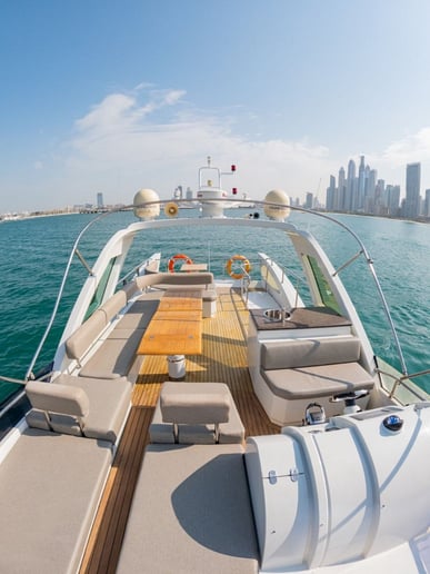 Azimut Lana 62 Fu&szlig; (19m) Motorboot in Dubai Harbour  zur Miete in Dubai 2