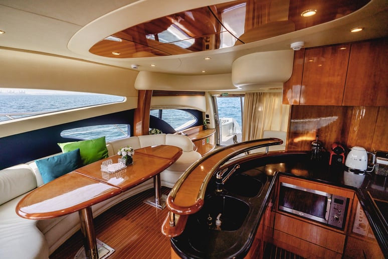 Azimut Lucky Star 62 piede (19m) Barca a motore a Dubai Harbour in affitto a Dubai 6
