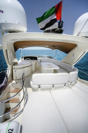 Azimut Lucky Star 62 piede (19m) Barca a motore a Dubai Harbour in affitto a Dubai 4