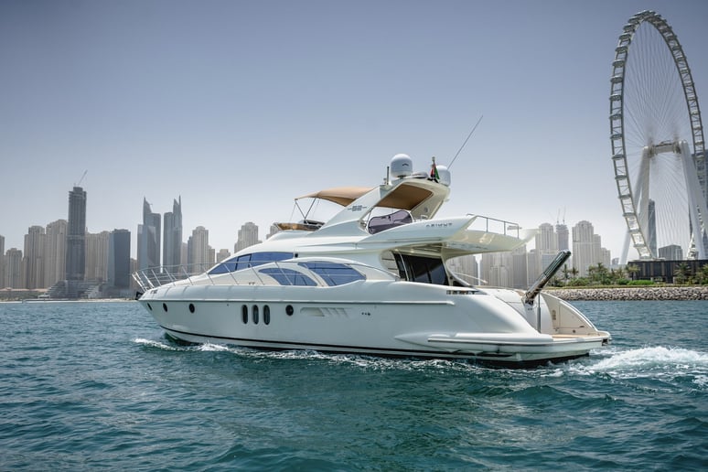 Azimut Lucky Star 62 piede (19m) Barca a motore a Dubai Harbour in affitto a Dubai 2