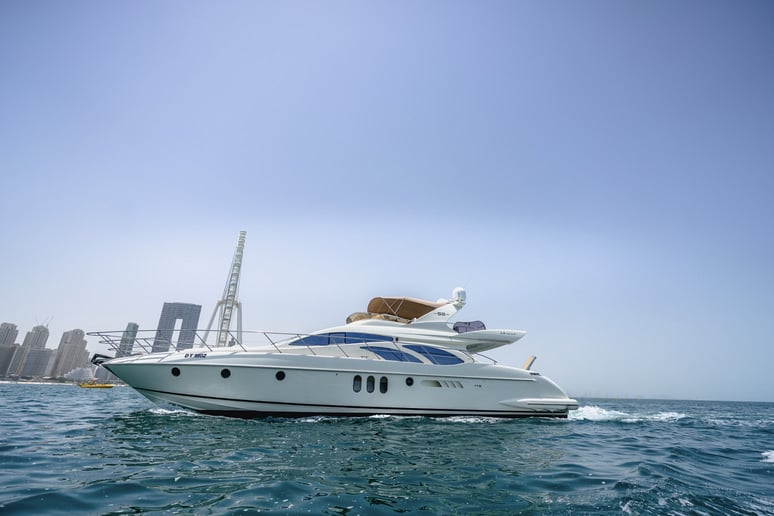Azimut Lucky Star 62 piede (19m) Barca a motore a Dubai Harbour in affitto a Dubai 1