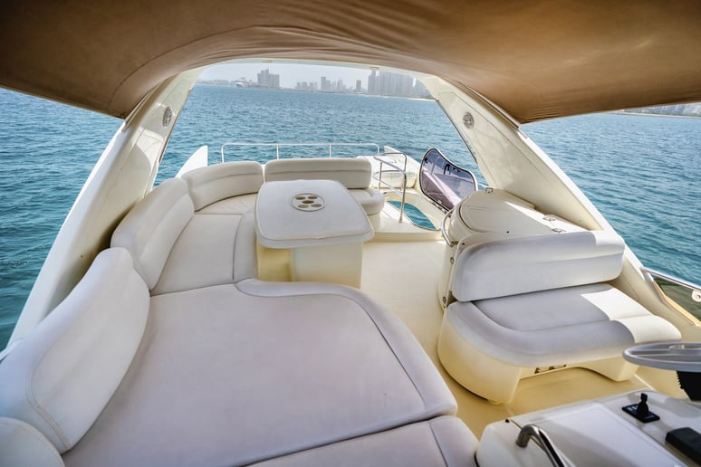 Azimut Lucky Star 62 piede (19m) Barca a motore a Dubai Harbour in affitto a Dubai 3