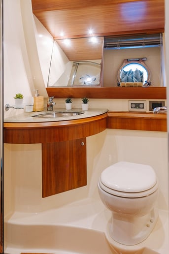 在迪拜 租 Azimut Monica 50 英尺 (16m) 动力船 在迪拜滨海湾 3