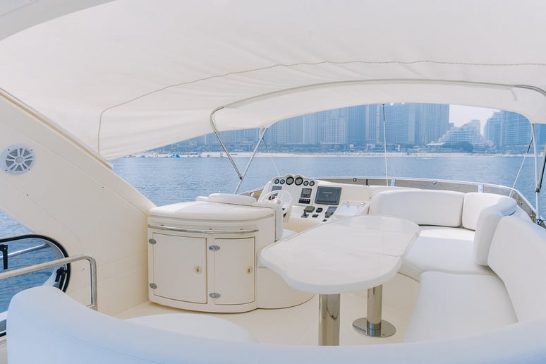 在迪拜 租 Azimut Monica 50 英尺 (16m) 动力船 在迪拜滨海湾