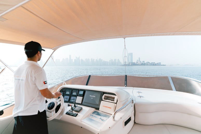 在迪拜 租 Azimut My Choice 55 英尺 (17m) 动力船 在迪拜港 2