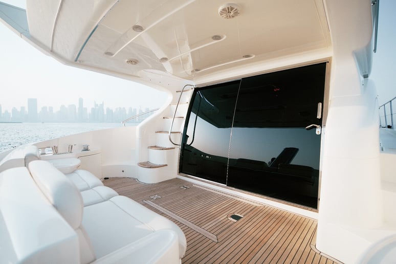 在迪拜 租 Azimut My Choice 55 英尺 (17m) 动力船 在迪拜港 1