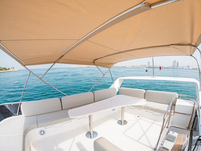 Sky Walker Oxo 52 pie (16m) Barco de motor en Dubai Harbour para alquiler en Dub&aacute;i 4