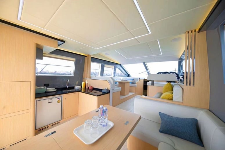 Sky Walker Oxo 52 pie (16m) Barco de motor en Dubai Harbour para alquiler en Dub&aacute;i 2