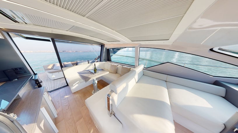 Pershing 5X Pearl White 52 Fu&szlig; (16m) Motorboot in Dubai Harbour  zur Miete in Dubai 10