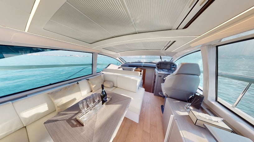 Pershing 5X Pearl White 52 Fu&szlig; (16m) Motorboot in Dubai Harbour  zur Miete in Dubai 11