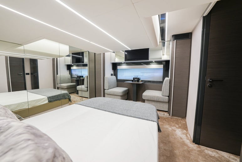 Pershing 5X Pearl White 52 Fu&szlig; (16m) Motorboot in Dubai Harbour  zur Miete in Dubai 5