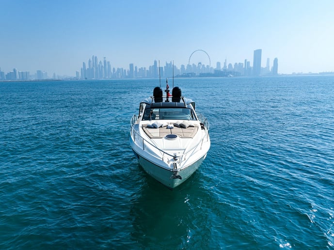 Pershing 5X Pearl White 52 Fu&szlig; (16m) Motorboot in Dubai Harbour  zur Miete in Dubai 17