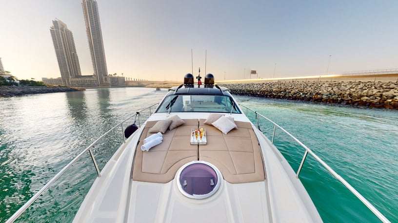 Pershing 5X Pearl White 52 Fu&szlig; (16m) Motorboot in Dubai Harbour  zur Miete in Dubai 2