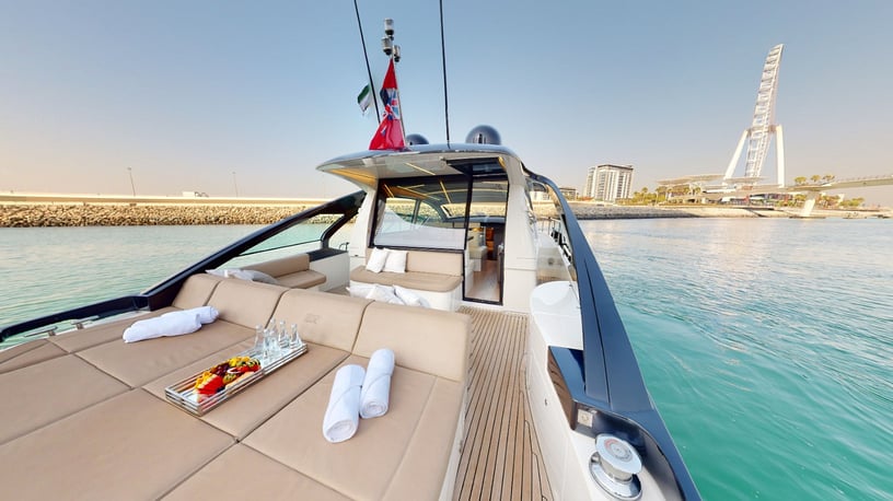 Pershing 5X Pearl White 52 Fu&szlig; (16m) Motorboot in Dubai Harbour  zur Miete in Dubai 14