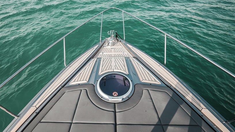 Pershing 5X Shark Grey 52 piede (16m) Barca a motore a Dubai Harbour in affitto a Dubai 1