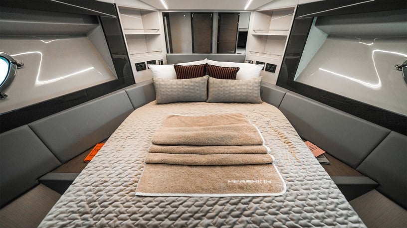 Pershing 5X Shark Grey 52 piede (16m) Barca a motore a Dubai Harbour in affitto a Dubai 9