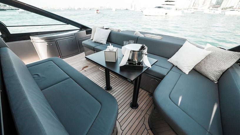 Pershing 5X Shark Grey 52 piede (16m) Barca a motore a Dubai Harbour in affitto a Dubai 3
