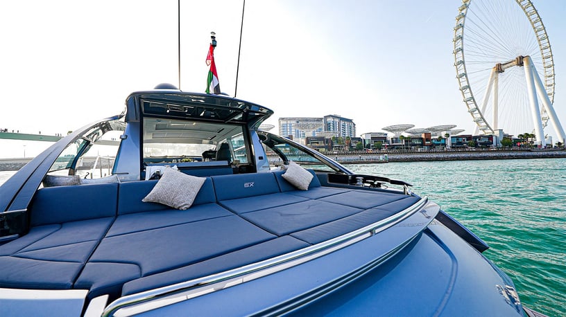 Pershing 5X Shark Grey 52 piede (16m) Barca a motore a Dubai Harbour in affitto a Dubai 5