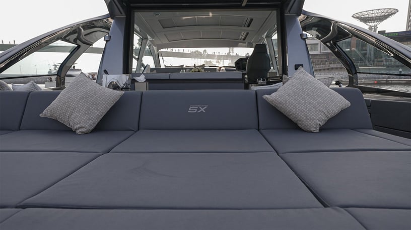 Pershing 5X Shark Grey 52 piede (16m) Barca a motore a Dubai Harbour in affitto a Dubai 4