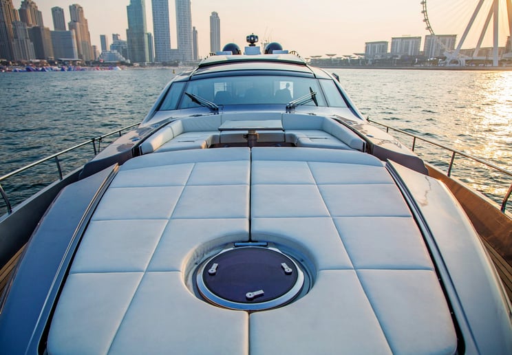 Pershing 82 piede (25m) Barca a motore a Dubai Harbour in affitto a Dubai 15