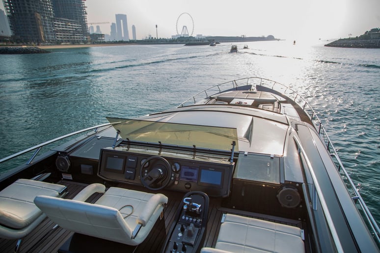 Pershing 82 piede (25m) Barca a motore a Dubai Harbour in affitto a Dubai 20