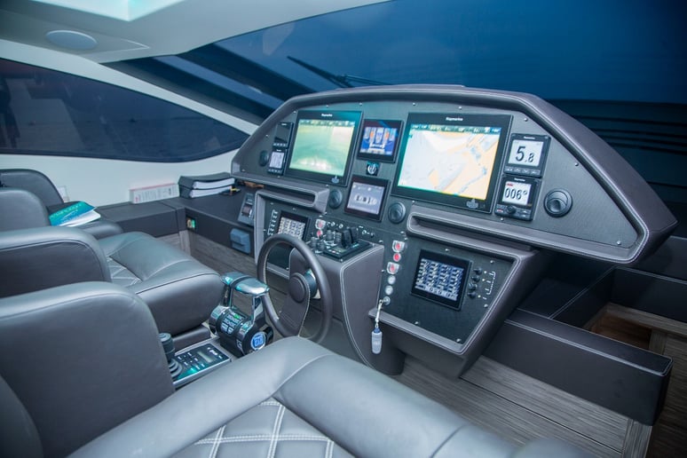 Pershing 82 piede (25m) Barca a motore a Dubai Harbour in affitto a Dubai 12