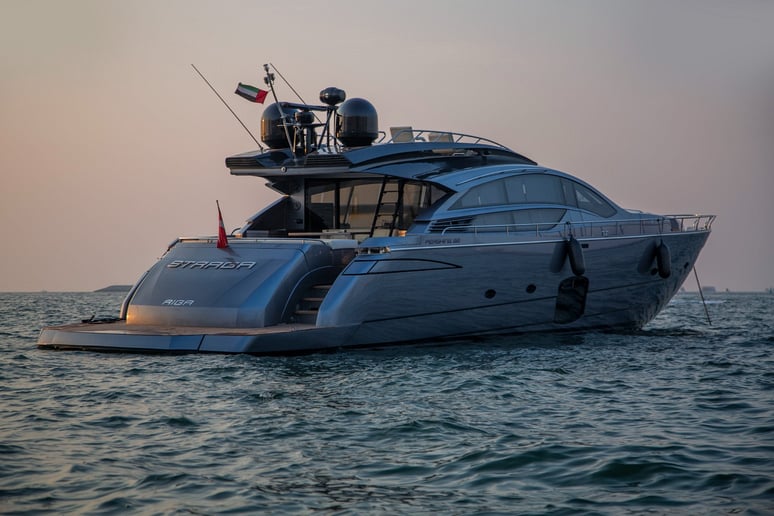 Pershing 82 piede (25m) Barca a motore a Dubai Harbour in affitto a Dubai 24
