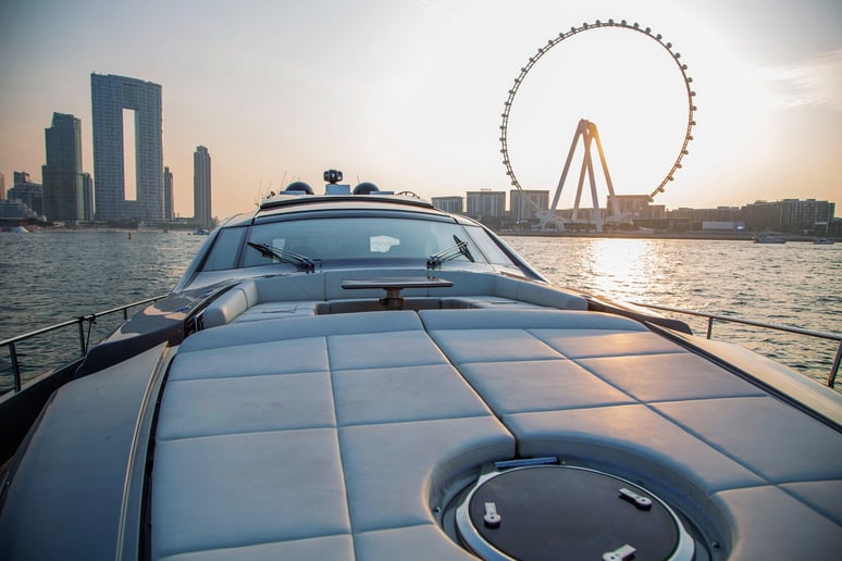 Pershing 82 piede (25m) Barca a motore a Dubai Harbour in affitto a Dubai 16