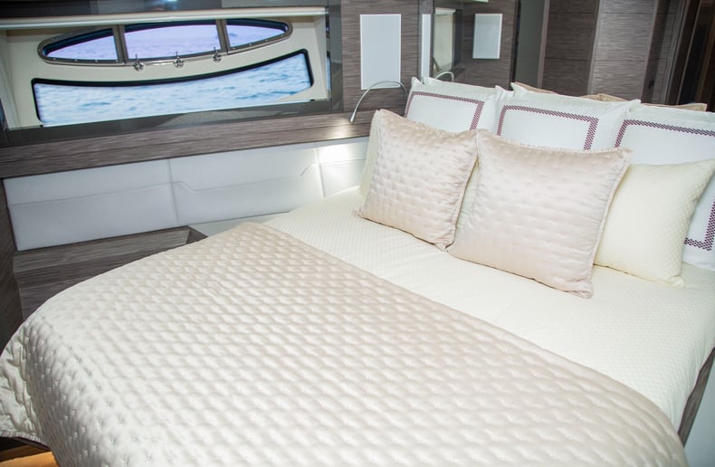 Pershing 82 piede (25m) Barca a motore a Dubai Harbour in affitto a Dubai 2