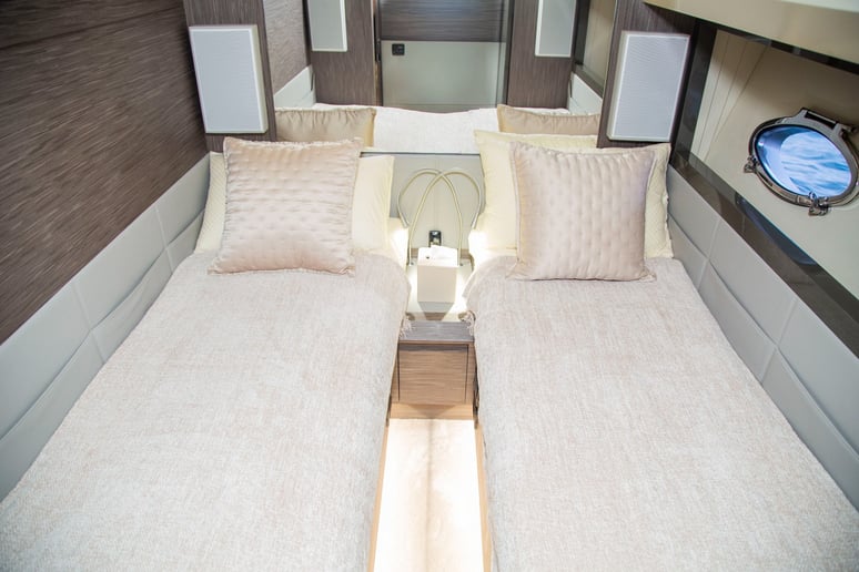 Pershing 82 piede (25m) Barca a motore a Dubai Harbour in affitto a Dubai 3