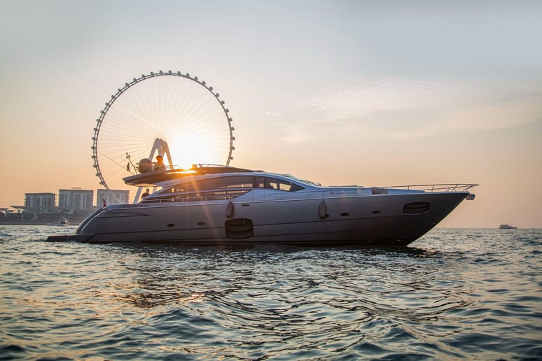 Pershing 82 piede (25m) Barca a motore a Dubai Harbour in affitto a Dubai 22