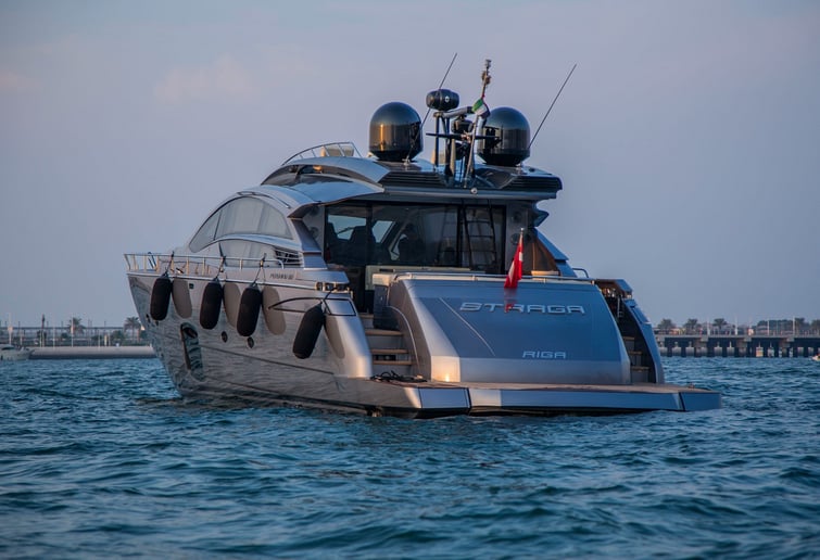 Pershing 82 piede (25m) Barca a motore a Dubai Harbour in affitto a Dubai 13