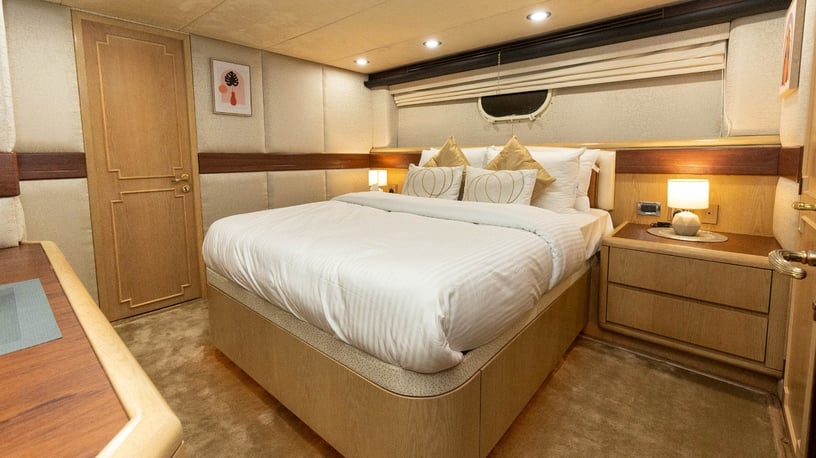 在迪拜 租 Hatteras Poseidon 118 英尺 (36m) 动力船 在迪拜港 10