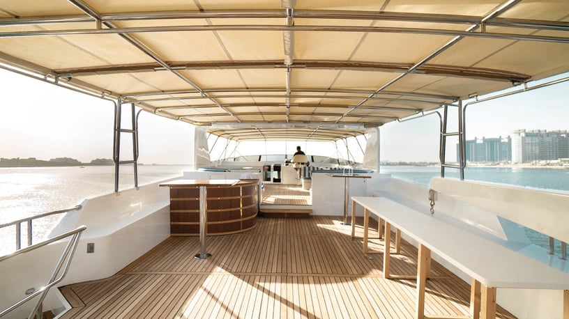 在迪拜 租 Hatteras Poseidon 118 英尺 (36m) 动力船 在迪拜港 3