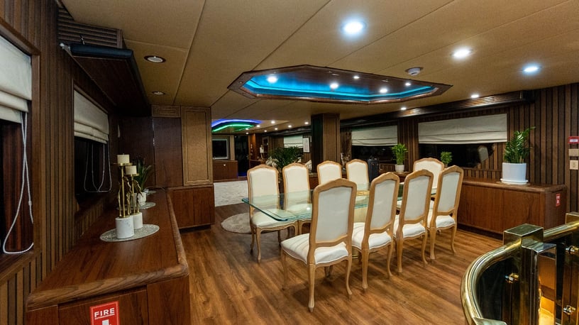 在迪拜 租 Hatteras Poseidon 118 英尺 (36m) 动力船 在迪拜港 8