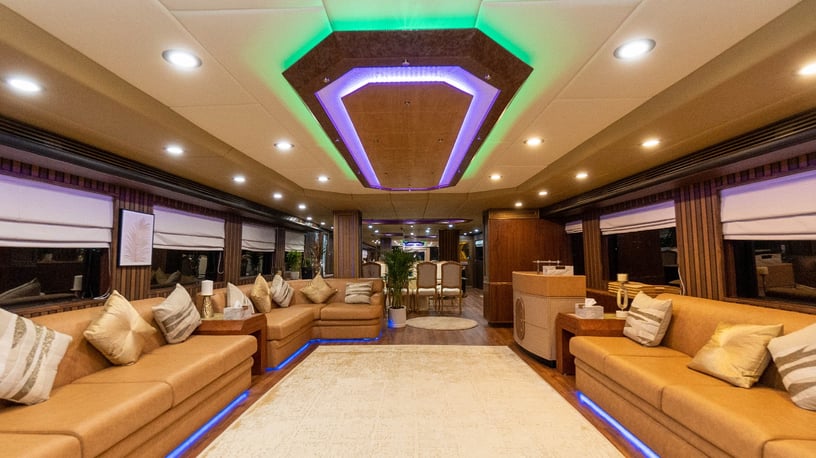在迪拜 租 Hatteras Poseidon 118 英尺 (36m) 动力船 在迪拜港 7