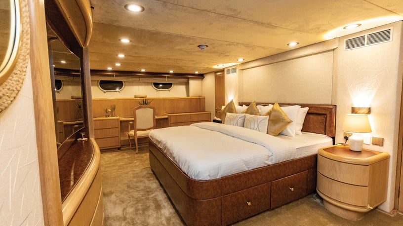 在迪拜 租 Hatteras Poseidon 118 英尺 (36m) 动力船 在迪拜港 11