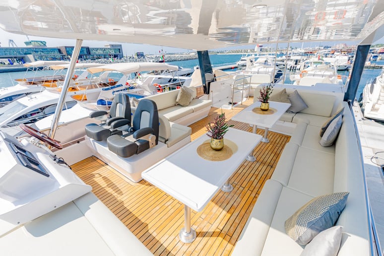 Dubai'de kiralık Sky Walker Reno 62 ft (19m) Motorlu tekne - Dubai Harbour 15